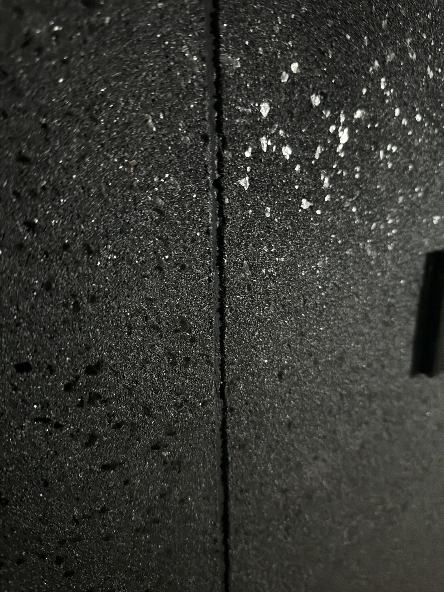 czarny tynk strukturalny z czarnym refleksem